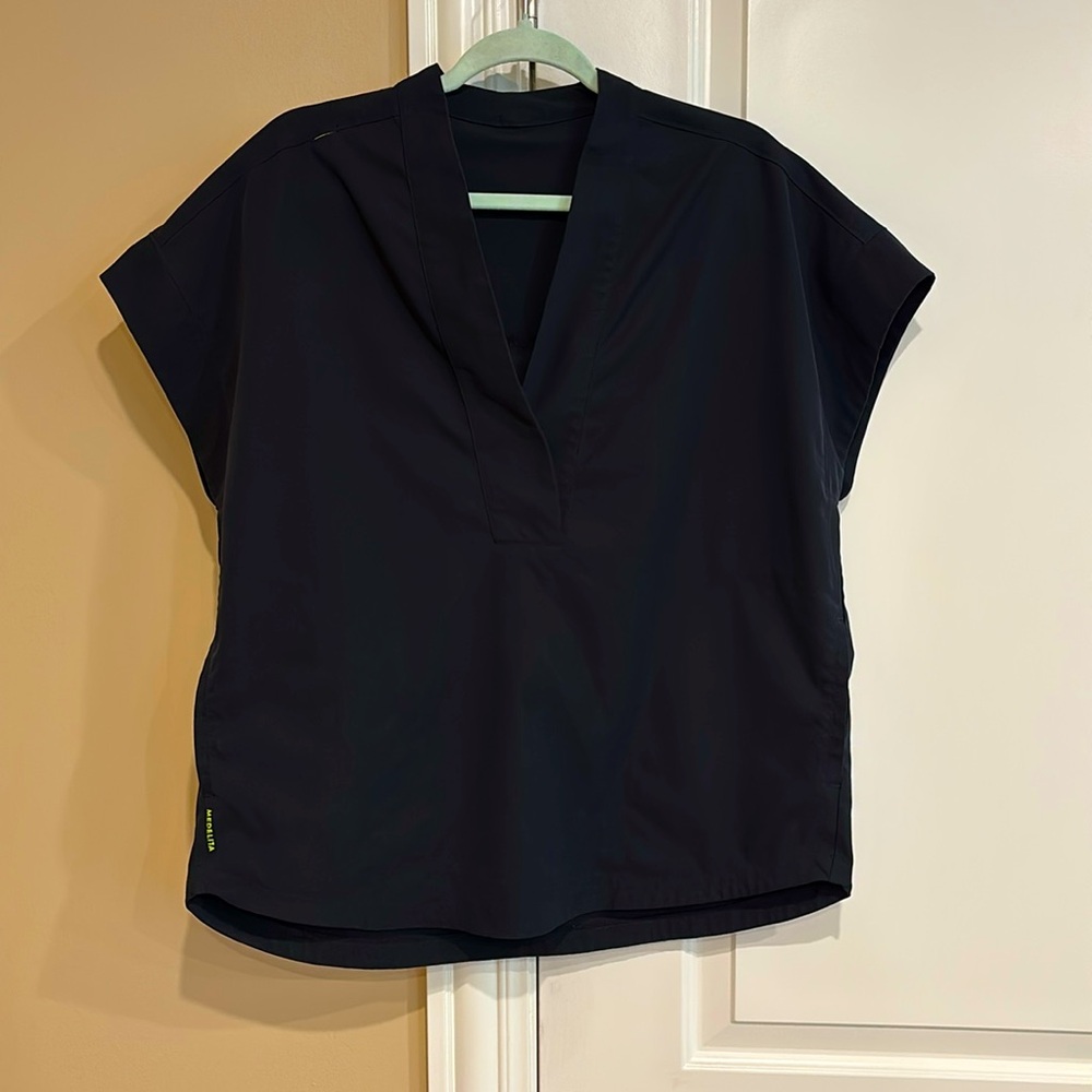 Medelita Scrub top. Size L.